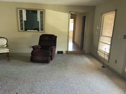 Living - 409 Fairview Rd, Middlesboro, KY 40965 photo 2 of 6
