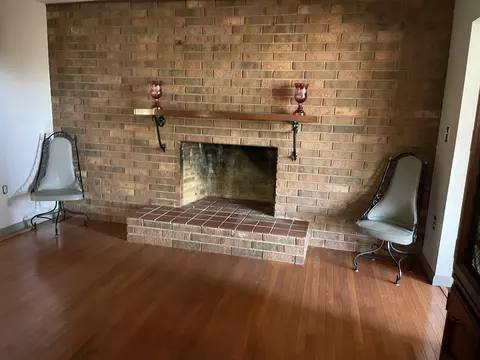 Living - 409 Fairview Rd, Middlesboro, KY 40965 photo 5 of 6