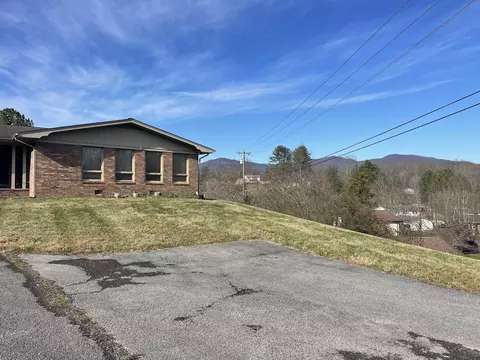 Exterior - 409 Fairview Rd, Middlesboro, KY 40965 photo 3 of 9