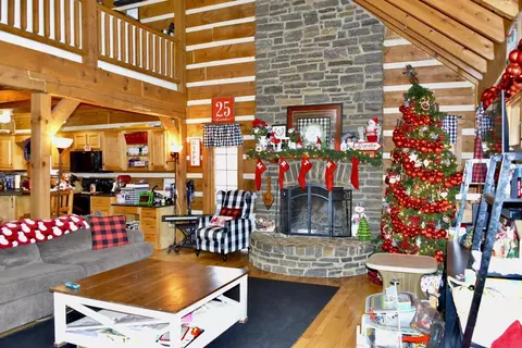 Living - 676 Parton Rd, Liberty, KY 42539 photo 2 of 10