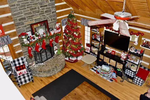 Living - 676 Parton Rd, Liberty, KY 42539 photo 10 of 10