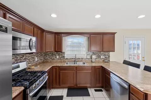 Kitchen - 175 General Cleburne Dr, Richmond, KY 40475 photo 3 of 5