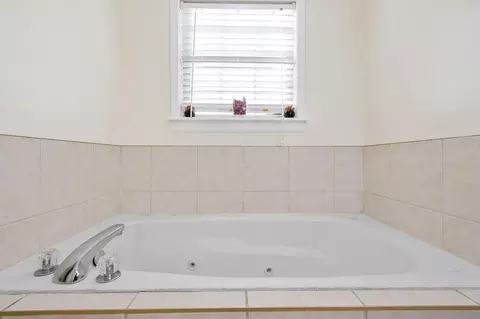Bath - 175 General Cleburne Dr, Richmond, KY 40475 photo 6 of 9