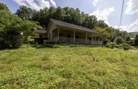 939 Right Fork Island Creek Rd, Pikeville, KY 41501