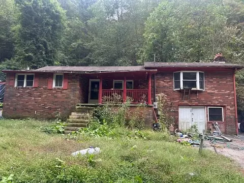 275 Rocky Hollow Rd, Raccoon, KY 41557