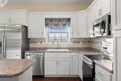 Kitchen - 210 Trillium Lp, Richmond, KY 40475 photo 2 of 4