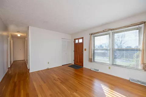Living - 608 Summit Dr, Paris, KY 40361 photo 3 of 3