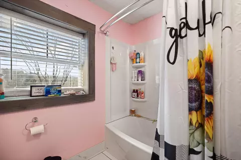 Bath - 1047 Evergreen Rd, Flat Lick, KY 40935 photo 9 of 11