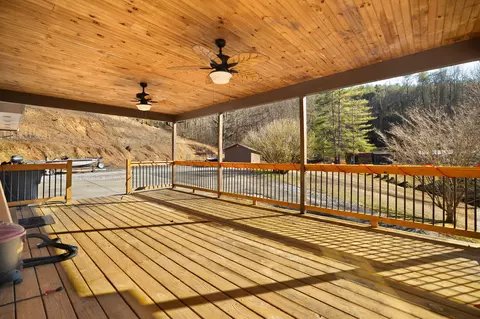 Exterior - 1047 Evergreen Rd, Flat Lick, KY 40935 photo 5 of 14