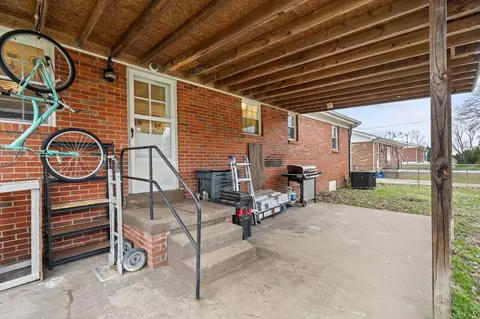 Exterior - 102 Madison St, Berea, KY 40403 photo 3 of 6
