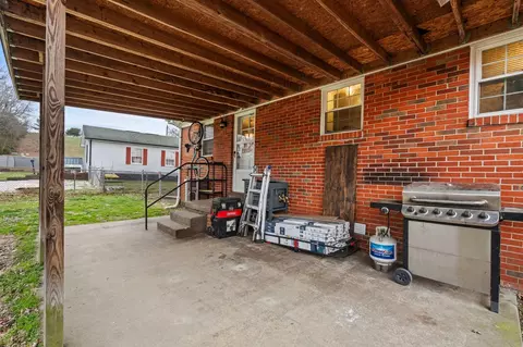 Exterior - 102 Madison St, Berea, KY 40403 photo 2 of 6