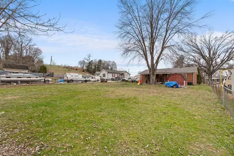 Exterior - 102 Madison St, Berea, KY 40403 photo 4 of 6