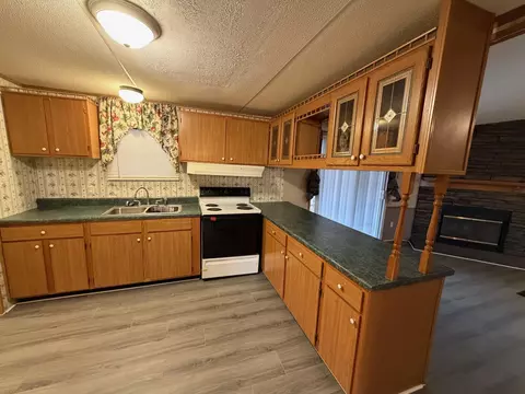 Kitchen - 334 Timberland Cir, Corbin, KY 40701 photo 2 of 3