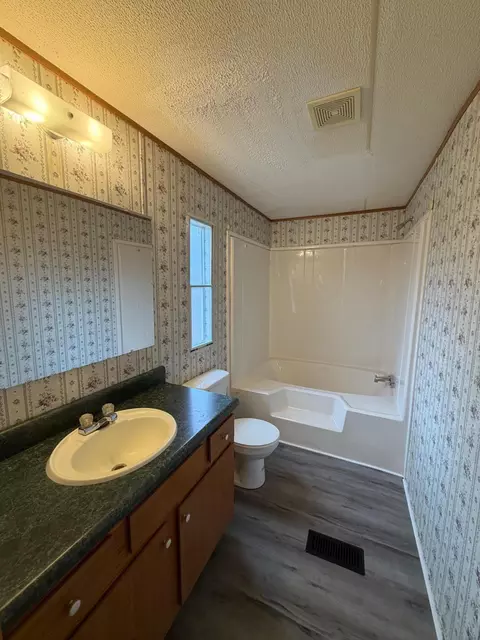 Bath - 334 Timberland Cir, Corbin, KY 40701 photo 1 of 2