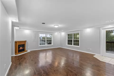 Living - 103 Harborside Ct, Georgetown, KY 40324 photo 4 of 8