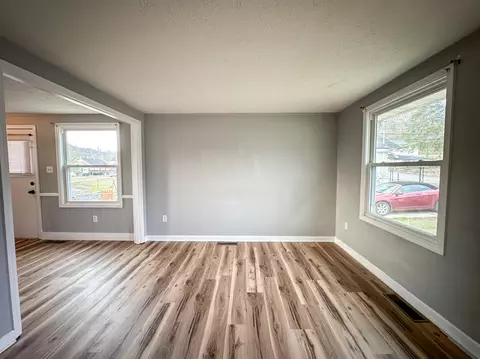 Living - 319 16th St, Corbin, KY 40701 photo 3 of 6