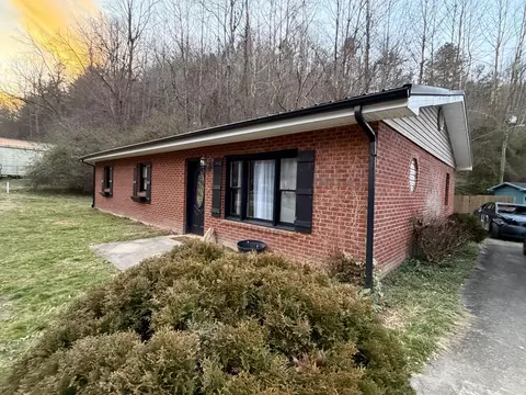 33 St Thomas Dr, Hazard, KY 41701
