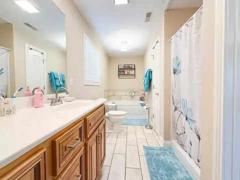 Bath - 128 Lynne Dr, Berea, KY 40403 photo 1 of 3