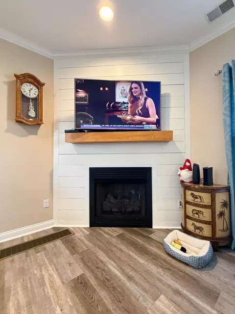 Living - 128 Lynne Dr, Berea, KY 40403 photo 6 of 8