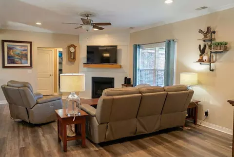 Living - 128 Lynne Dr, Berea, KY 40403 photo 2 of 8