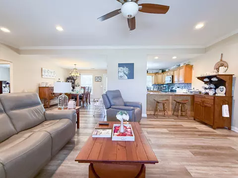 Living - 128 Lynne Dr, Berea, KY 40403 photo 7 of 8