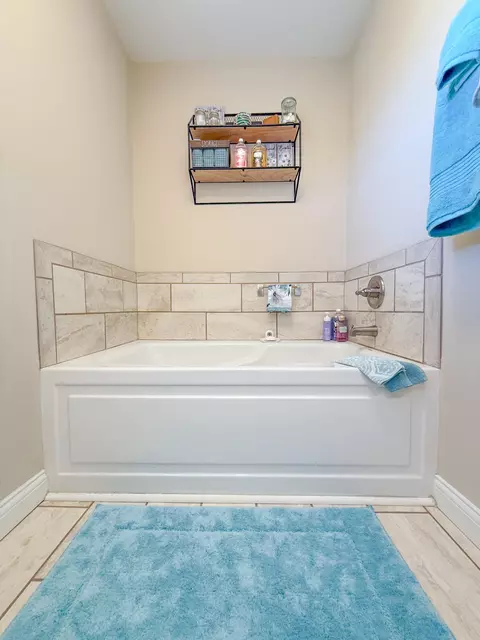 Bath - 128 Lynne Dr, Berea, KY 40403 photo 2 of 3