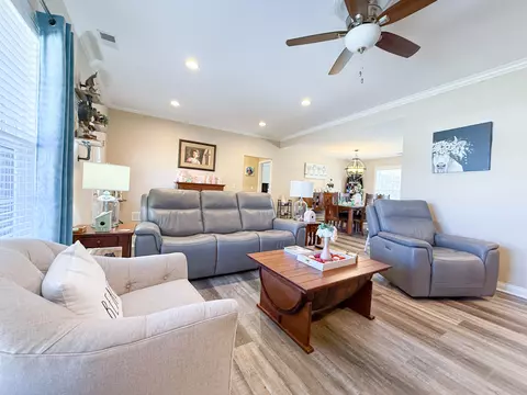 Living - 128 Lynne Dr, Berea, KY 40403 photo 1 of 8