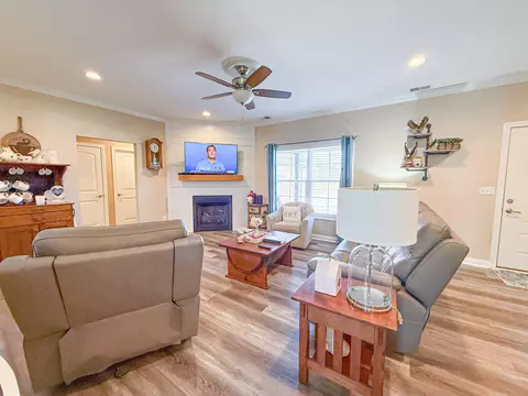 Living - 128 Lynne Dr, Berea, KY 40403 photo 3 of 8
