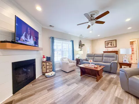 Living - 128 Lynne Dr, Berea, KY 40403 photo 5 of 8