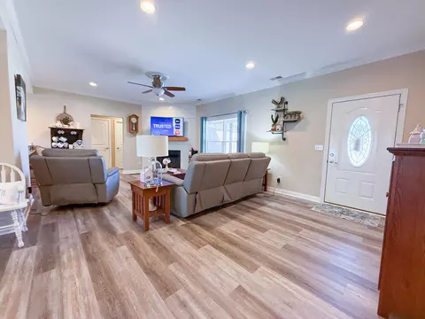 Living - 128 Lynne Dr, Berea, KY 40403 photo 4 of 8