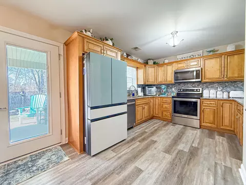 Kitchen - 128 Lynne Dr, Berea, KY 40403 photo 2 of 3