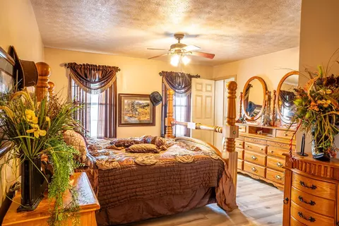 Bedroom - 827 Dean Rd, Mckee, KY 40447 photo 2 of 3