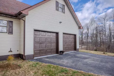 Exterior - 827 Dean Rd, Mckee, KY 40447 photo 4 of 10