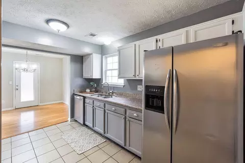Kitchen - 117 River Run Ct, Georgetown, KY 40324 photo 2 of 2