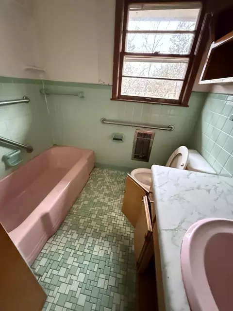 Bath - 214 Robin Dr, Liberty, KY 42539 photo 1 of 1