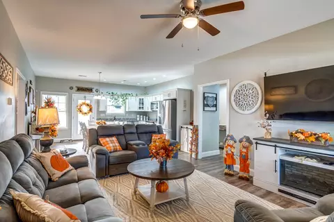 Living - 134 Commerce Dr, Berea, KY 40403 photo 1 of 2
