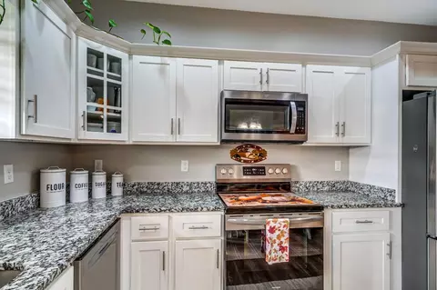 Kitchen - 134 Commerce Dr, Berea, KY 40403 photo 2 of 4