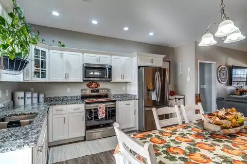 Kitchen - 134 Commerce Dr, Berea, KY 40403 photo 4 of 4