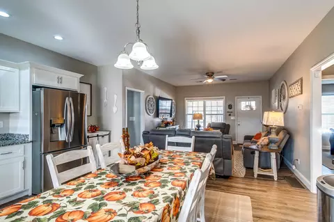 Dining - 134 Commerce Dr, Berea, KY 40403 photo 1 of 2