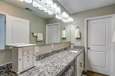 Bath - 134 Commerce Dr, Berea, KY 40403 photo 1 of 4