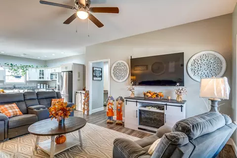 Living - 134 Commerce Dr, Berea, KY 40403 photo 2 of 2