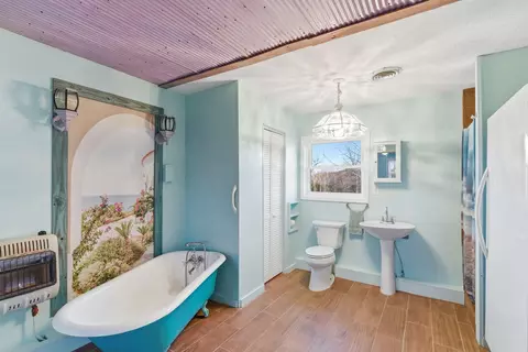 Bath - 141 Farthing Ln, Waco, KY 40385 photo 4 of 5