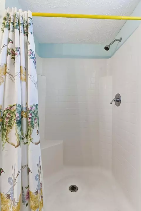 Bath - 141 Farthing Ln, Waco, KY 40385 photo 2 of 5