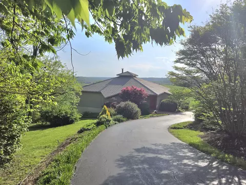 1028 Pin Oak Dr, Frankfort, KY 40601