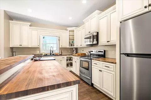 Kitchen - 551 Rogers Rd, Corbin, KY 40701 photo 3 of 5