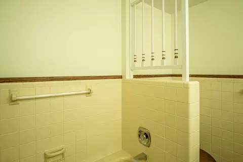 Bath - 98 E Wyrick St, Corbin, KY 40701 photo 3 of 8