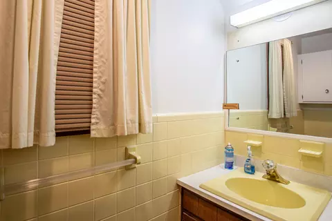Bath - 98 E Wyrick St, Corbin, KY 40701 photo 1 of 8