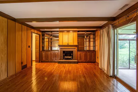 Living - 98 E Wyrick St, Corbin, KY 40701 photo 1 of 5