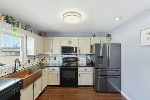 Kitchen - 115 Cedar Dr, Berea, KY 40403 photo 2 of 2