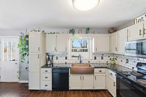 Kitchen - 115 Cedar Dr, Berea, KY 40403 photo 1 of 2